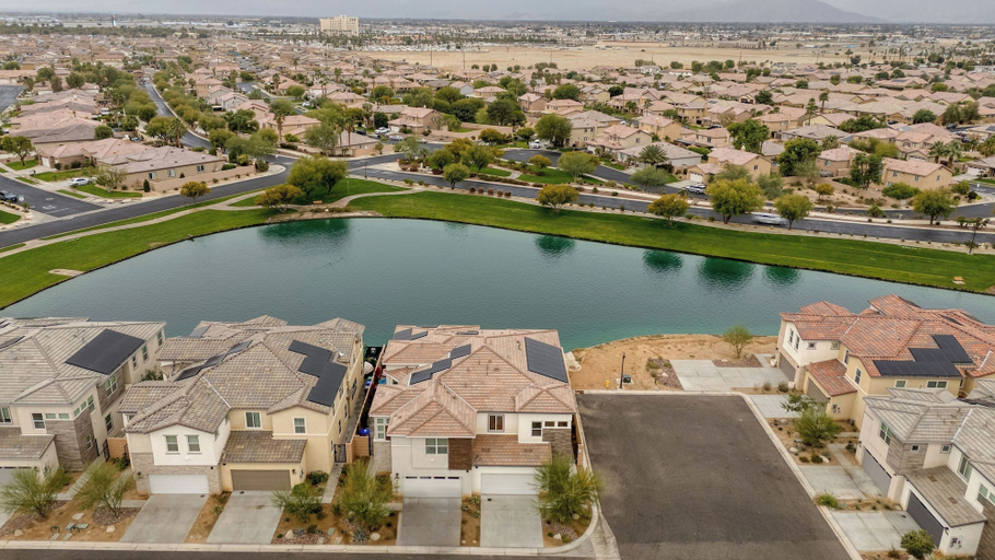 Exterior & Views 2, Sunburst by Avantstay Lakefront + Mountain Views, Riverside