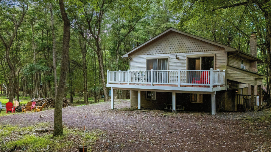 Exterior & Views 2, Frolic on Fern by Avantstay Enclosed Deck w/ Forest Views, Bar, Monroe