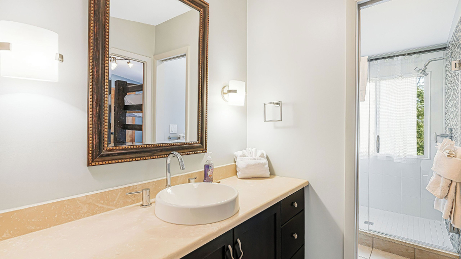 Bathroom 4, Cabin in the Sky by Avantstay Deck w/ Views, Buncombe