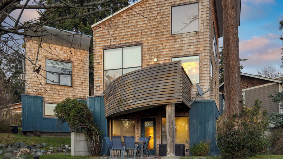 Exterior & Views 2, Deck Views, Fire Pit, Pool, 3 Mins to Beach Madrona Tree Retreat by Avantstay, Island