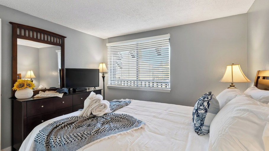 Interior 2, Beach Front Perch by Avantstay Lakefront Condo + Views + Near Dining and Skiing, El Dorado