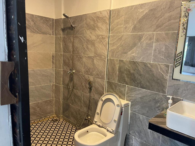 Bathroom 5, Koh Rong Lagoon, Sihanoukville