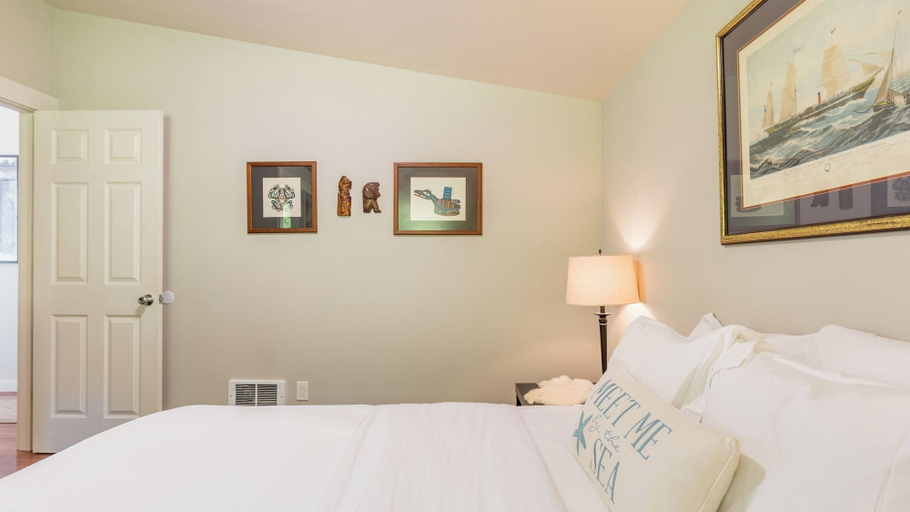 Bedroom 3, Wolf Beach Cottage by Avantstay Harbor Views, Island