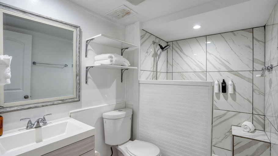 Bathroom 4, Sun-kissed by Avantstay Beachfront Access, Bay