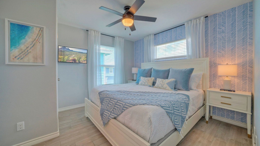 Bedroom, Mins to Beach + Private Pool Golf Cart Zone Game Room Sleeps 12, Nueces