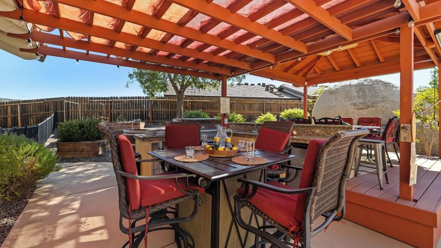 Food & Drinks 5, Chardonnay Charm by Avantstay Luxe Group Retreat w/ Pool Mins to Wineries, Riverside