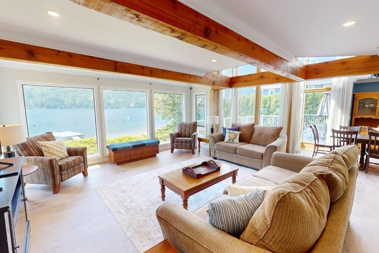Living area 2, The Re-Treat at Christina Lake, Kootenay Boundary