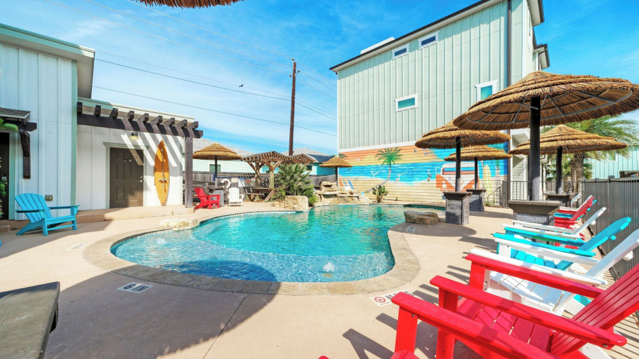 Sport & Beauty 5, Pool, Rooftop w/ Island Views, Blocks to Beach Seas Your Dreams by Avantstay, Nueces