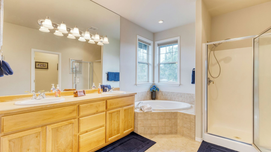 Bathroom 4, Deck + Hot Tub Community Golf Course Forest Ridge Loop, Deschutes