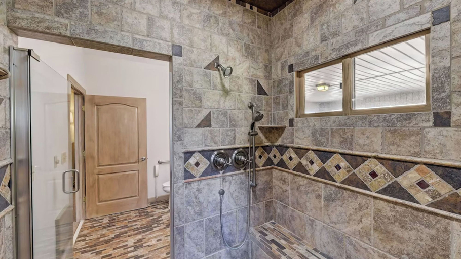 Bathroom 4, Landover Lodge by Avantstay Waterfront + Dock, Iredell