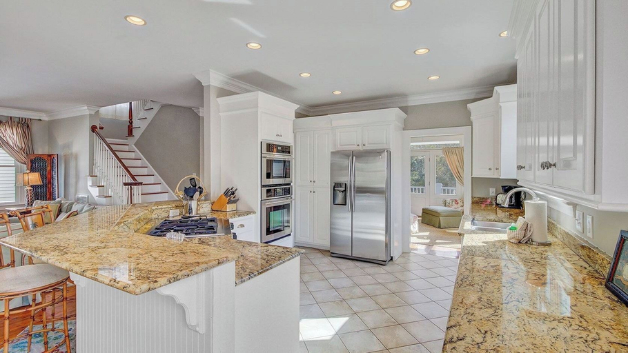 Food & Drinks 5, 7 41st Avenue by Avantstay Private Pool, Near Beach, Charleston