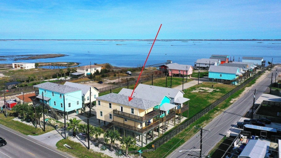 Exterior & Views 2, 6bdr, Balcony w/ Bay View, Shared Pool + Boat Dock Keeper Red by Avantstay, Nueces