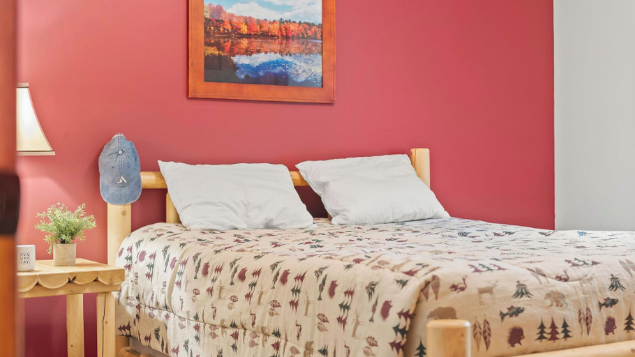 Bedroom 3, Bear Paw Lodge by Avantstay Hot Tub, Deck, & Fire Pit, Carbon