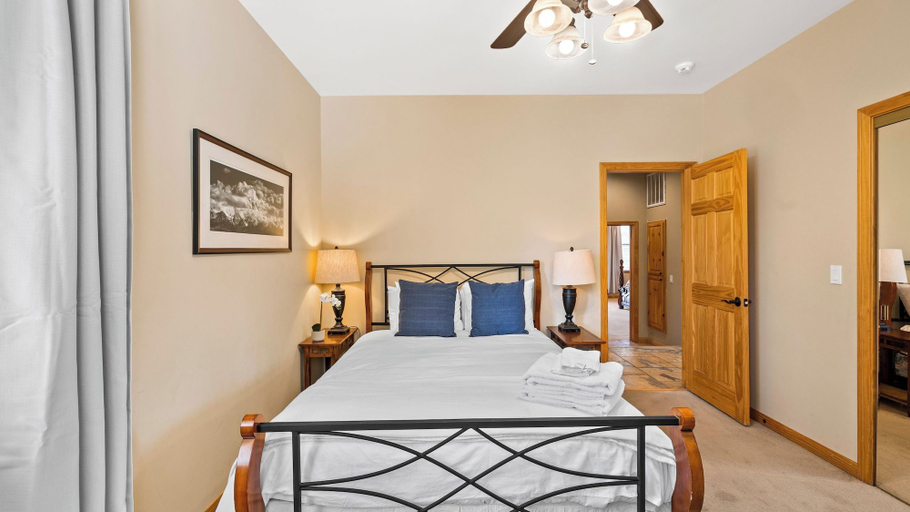 Bedroom 3, Linaker Lodge by Avantstay Gorgeous Cabin in Big Bear w/ Views, San Bernardino