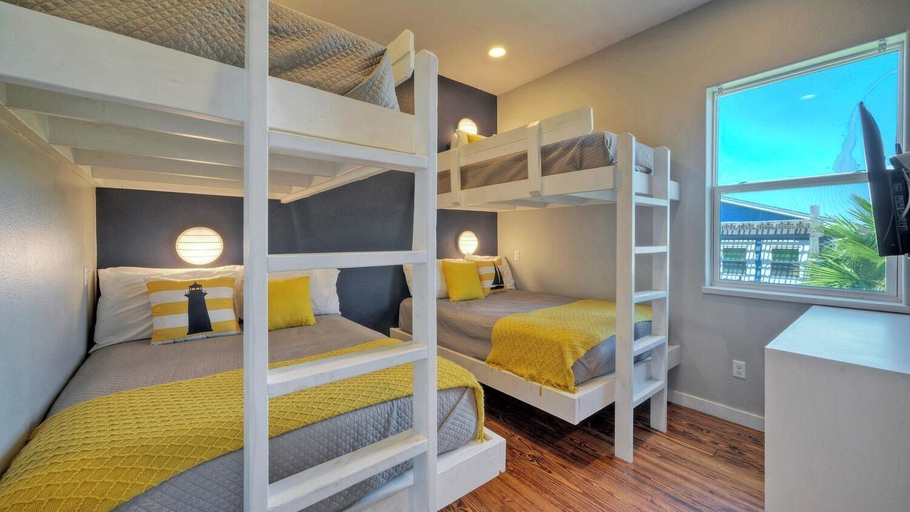 Bedroom 3, Pool Cabana, Backyard w/ Fire Pit, Walk to the Beach Villa Reel by Avantstay, Nueces