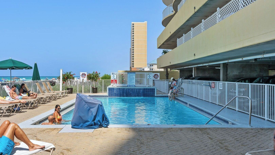 Sport & Beauty 5, Beach Breeze by Avantstay Beachfront, Beach Chairs Included, 2 Pools!, Bay