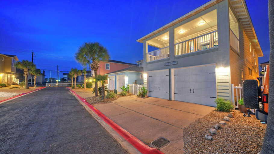 Exterior & Views 2, Gated Community w/ Pool 5mins to Beach Latitude Adjustment by Avantstay, Nueces