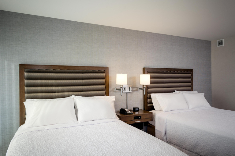 Bedroom 3, Hampton Inn & Suites by Hilton Seattle/Northgate, Seattle
