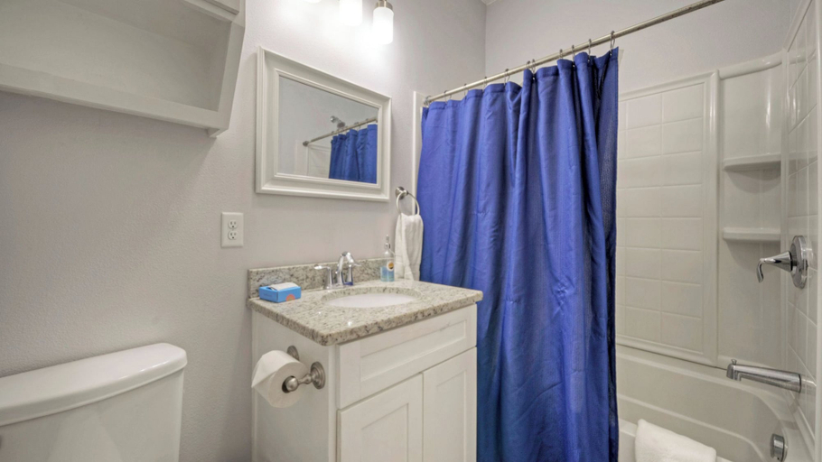 Interior 5, Shared Waterfront Pool and Boat Dock, Balcony w/ View Yellowfin by Avantstay, Nueces