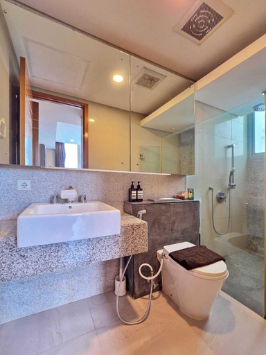 Bathroom 2, Summit By SanLiving - 2BR, Jakarta Pusat