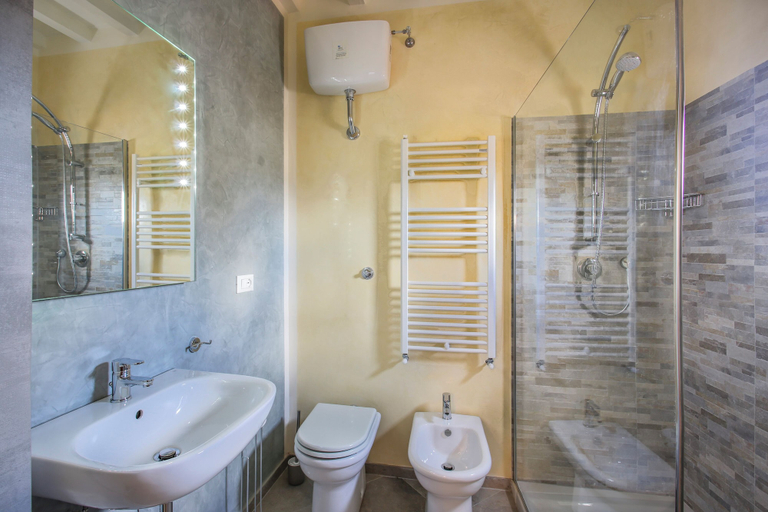 Bathroom 5, Maggio in Florence, Florence
