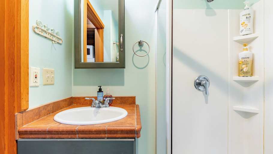 Bathroom, Penn Cove Overlook by Avantstay Cabin w/ Views, Island