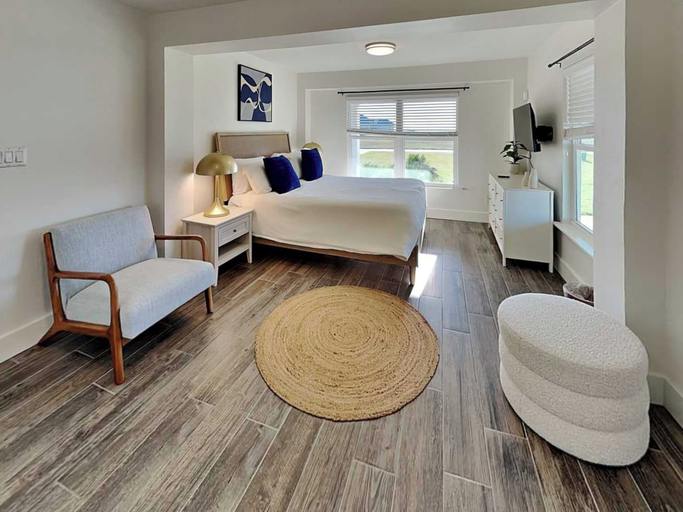 Bedroom, Salty Sunrise by Miss Kitty’s, Aransas