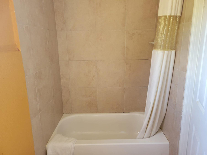 Bathroom 3, Relax Inn Daingerfield Near Mount Pleasant TX, Morris