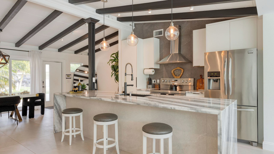 Others 5, Luxury Waterfront Home w/ Pool, Hot Tub & Dock Near Las Olas Gulfstream, Broward