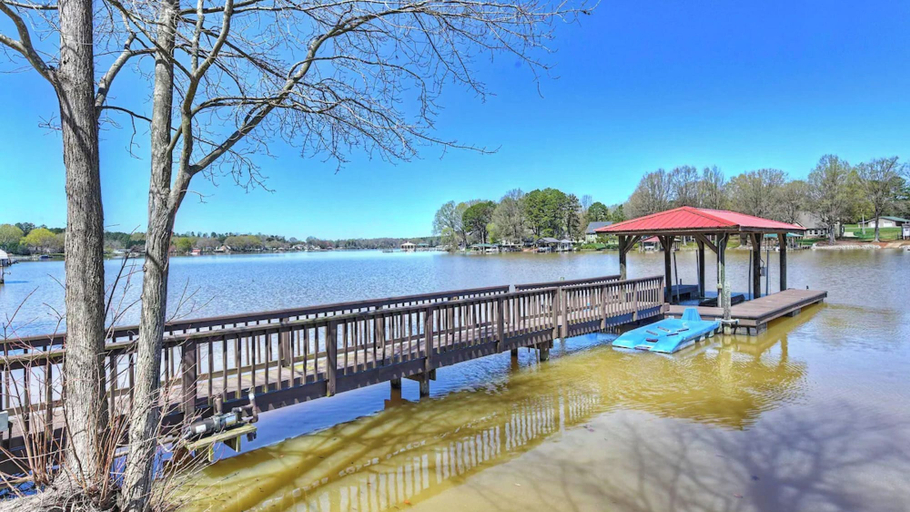 Exterior & Views 2, Flip Flop Therapy by Avantstay Lakefront Home w/ Game Room & Dock Access, Iredell
