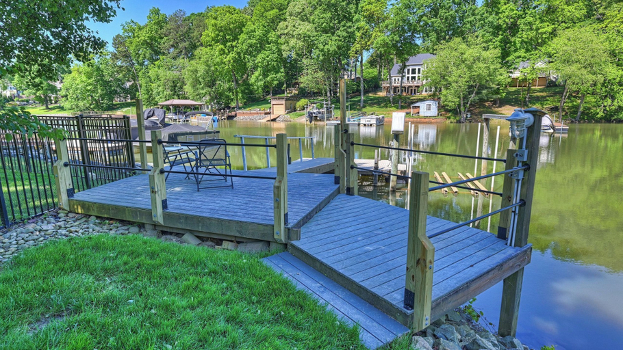 Sport & Beauty, Sun Up, Sun Down by Avantstay Pool w/ Waterfall, Iredell