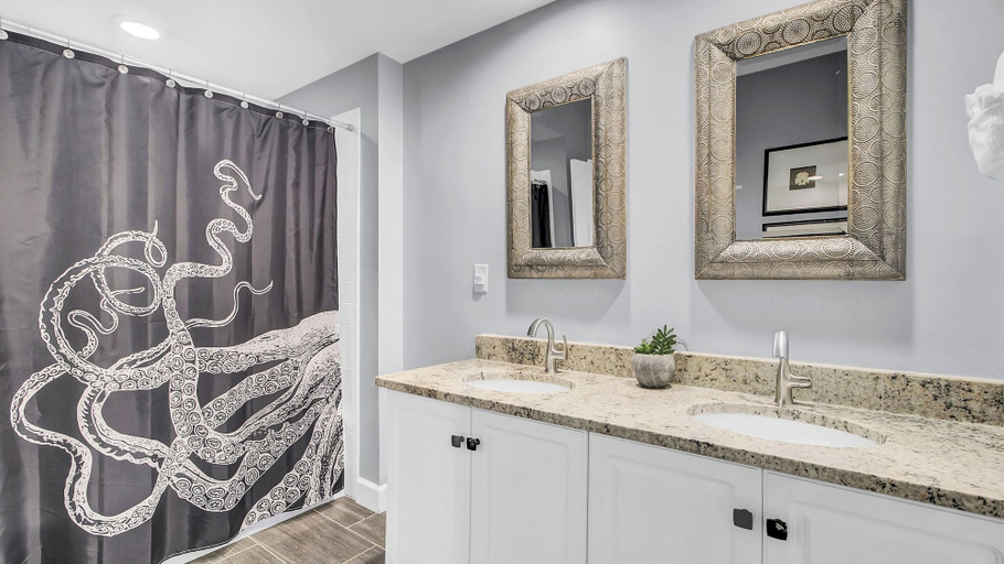 Bathroom 4, 125 Grand Pavillion by Avantstay Steps From Sand, Charleston