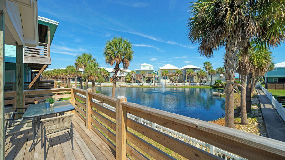 Sport & Beauty, Coastal Escape w/ Pond Views + Pool Access Grahams Getaway by Avantstay, Nueces