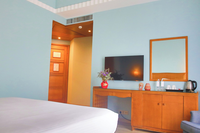 Bedroom 4, Warwick Palm Beach Hotel, Beirut