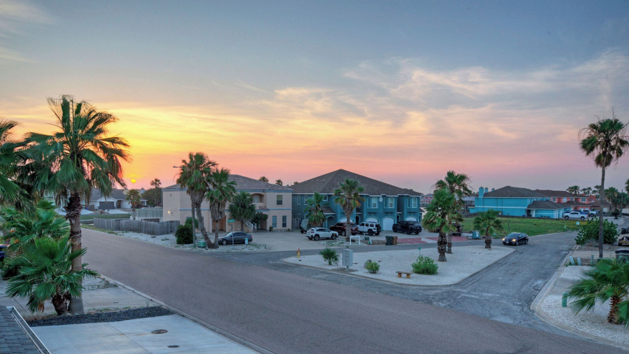 Exterior & Views 2, Peaceful Paradise Private Pool, Balcony Views + 5 Mins to Whitecap Beach, Nueces