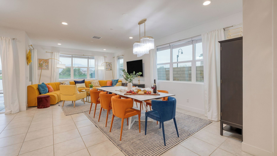 Food & Drinks 5, Sunburst by Avantstay Lakefront + Mountain Views, Riverside