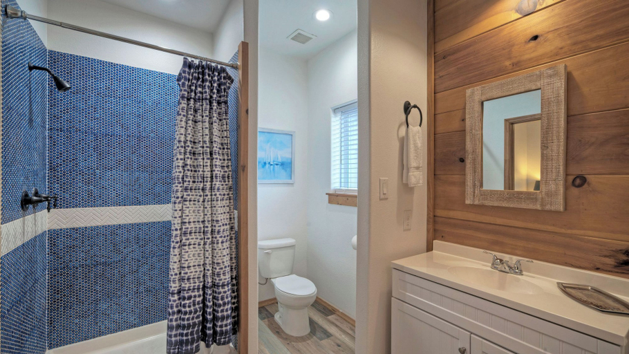 Bathroom, Fish Camp Cottage by Avantstay Shared Pool+views, Nueces