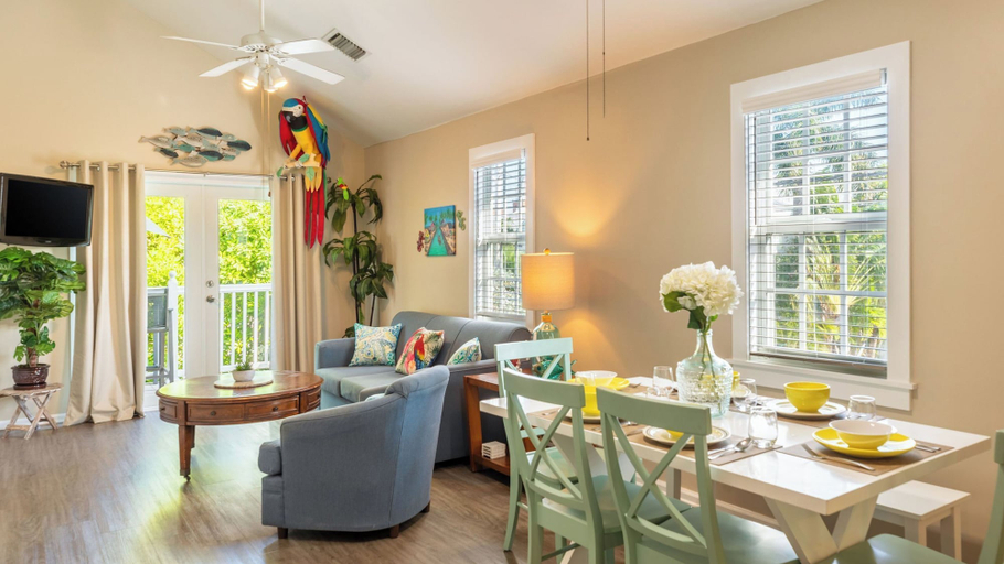 Food & Drinks, Parrot Perch by Avantstay Old Town Key West w/ Shared Pool Month-long Stays Only, Monroe