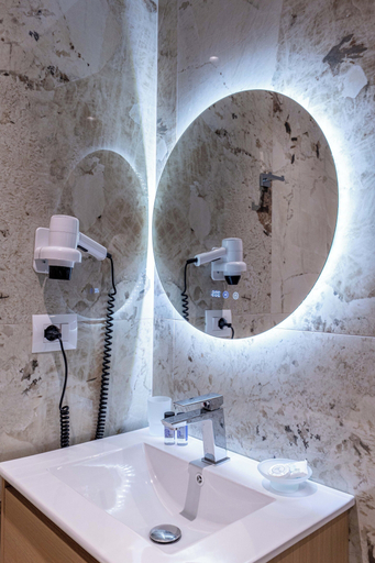Bathroom 4, Hotel Parid, Sarandës