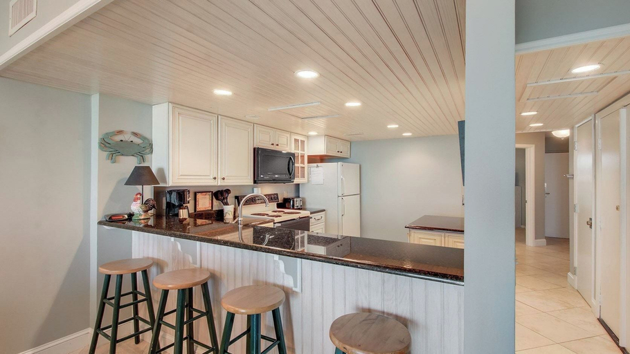 Food & Drinks, 407 A Shipwatch by Avantstay Beach Front Condo w/ Ocean Views, Charleston