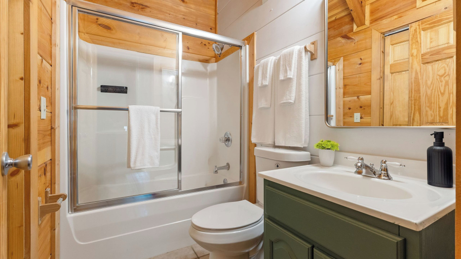 Bathroom 4, Yesteryear by Avantstay Hot Tub, 360 Deck Views and Game Room Easy Access, Sevier