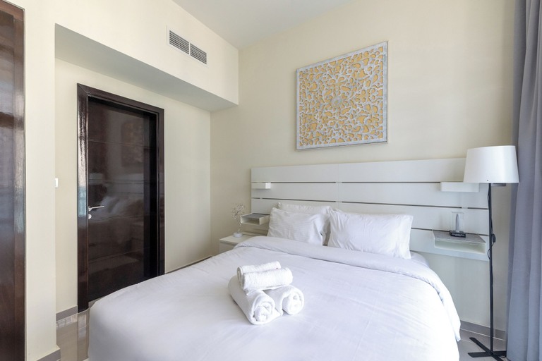 Room 5, Modern 2BR Apartment in Merano Tower, Dubai