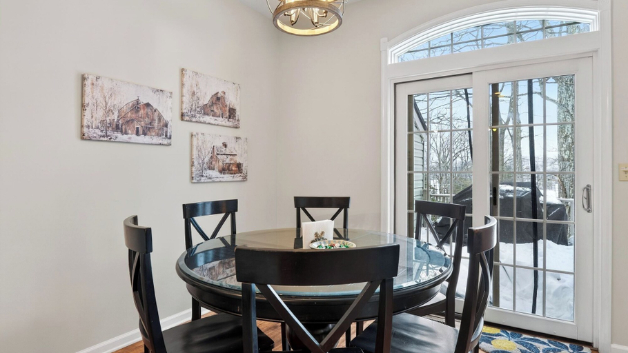 Interior 4, Crestline Retreat by Avantstay Luxury Mountain Condo Hot Tub + Game Room Steps to Big Boulder, Carbon