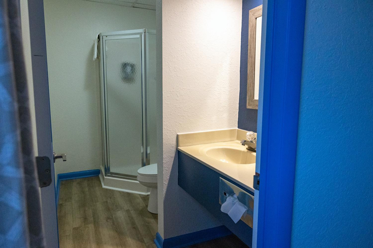 Bathroom 3, Surf Side Hotel, Dare