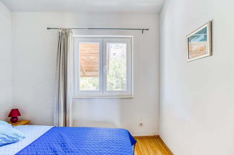 Bedroom 5, Alluring Apartment in Stomorska near Sea, Šolta