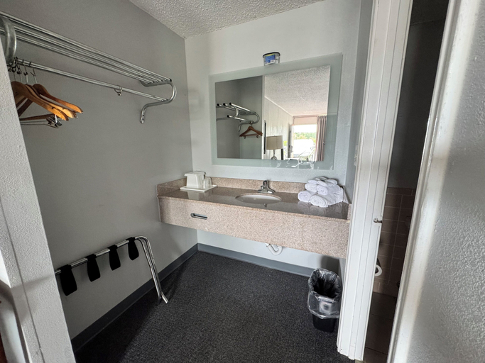 Bathroom 2, Bayou Inn, Jefferson Davis