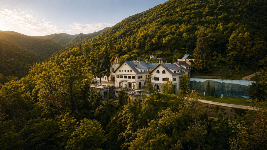Exterior & Views