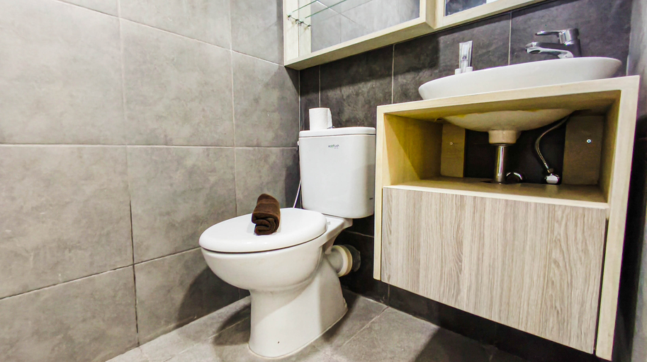 Bathroom 4, Modern Style Studio at Westown View Surabaya Apartment By Travelio, Surabaya