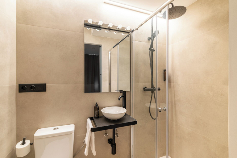 Bathroom 5, LEE Hotel