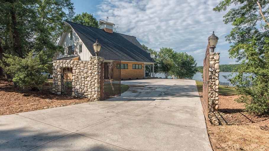 Exterior & Views 2, Azalea Retreat by Avantstay Sleeps 34 & Pool, Catawba